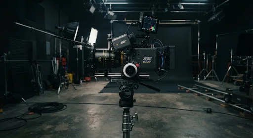 Filmkamera och objektiv på en rigg — demobild